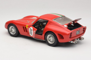 Ferrari 250 GTO #96 Rouge Drapeau Italien 1962 Bburago 1:18 3011-P2 Métal Moulé — image 5 sur 8