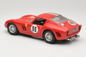Ferrari 250 GTO #96 Rouge Drapeau Italien 1962 Bburago 1:18 3011-P2 Métal Moulé — image 7 sur 8