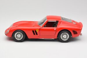 Ferrari 250 GTO Rouge Bburago 1:18 3011 Métal Moulé — image 4 sur 8