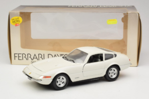 Ferrari 365 GTB/4 Daytona Berlina Blanc Techno Giodi 1:18 74007 Métal Moulé — image 8 sur 8