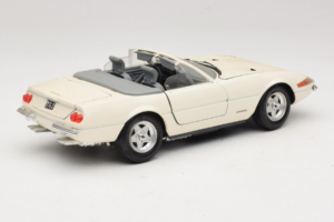 Ferrari 365 GTS/4 Spider Blanc Techno Giodi 1:18 40028 Métal Moulé — image 3 sur 8