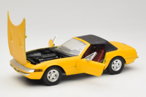 Ferrari 365 GTS Jaune Avec Toit Noir Solido 1:18 8018 Métal Moulé — image 2 sur 8