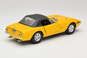 Ferrari 365 GTS Jaune Avec Toit Noir Solido 1:18 8018 Métal Moulé — image 3 sur 8