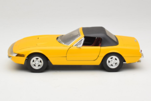 Ferrari 365 GTS Jaune Avec Toit Noir Solido 1:18 8018 Métal Moulé — image 4 sur 8