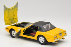 Ferrari 365 GTS Jaune Avec Toit Noir Solido 1:18 8018 Métal Moulé — image 5 sur 8