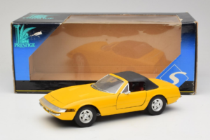 Ferrari 365 GTS Jaune Avec Toit Noir Solido 1:18 8018 Métal Moulé — image 8 sur 8