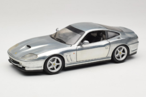 Ferrari 550 Maranello Chrome Silver Hot Wheels 1:18 25740 Métal Moulé