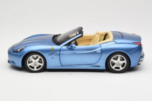 Ferrari California Bleu Clair Hot Wheels 1:18 N2043 Métal Moulé — image 4 sur 8