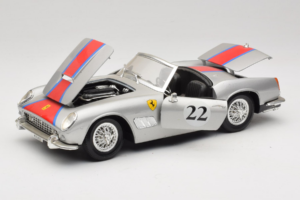 Ferrari California #22 Argent Bande Rouge 1966 Tonka 1:18 01109-S2 Métal Moulé — image 2 sur 8