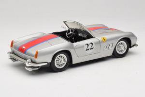 Ferrari California #22 Argent Bande Rouge 1966 Tonka 1:18 01109-S2 Métal Moulé — image 3 sur 8