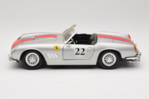 Ferrari California #22 Argent Bande Rouge 1966 Tonka 1:18 01109-S2 Métal Moulé — image 4 sur 8