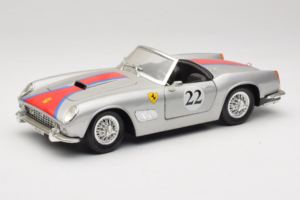 Ferrari California #22 Argent Bande Rouge 1966 Tonka 1:18 01109-S2 Métal Moulé