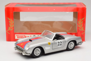 Ferrari California #22 Argent Bande Rouge 1966 Tonka 1:18 01109-S2 Métal Moulé — image 8 sur 8