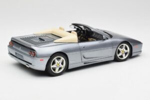Ferrari F355 Spider Argent Hot Wheels 1:18 23907-M1 Métal Moulé — image 3 sur 8