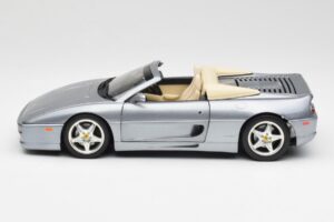 Ferrari F355 Spider Argent Hot Wheels 1:18 23907-M1 Métal Moulé — image 4 sur 8