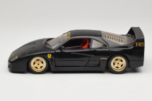 Ferrari F40 Noir avec Roues Or Bburago 1:18 3032-B2 Métal Moulé — image 4 sur 8