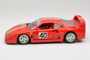 Ferrari F40 #40 Rouge avec Drapeau Italien Bburago 1:18 3032-P1 Métal Moulé — image 4 sur 8