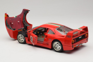 Ferrari F40 #40 Rouge avec Drapeau Italien Bburago 1:18 3032-P1 Métal Moulé — image 5 sur 8