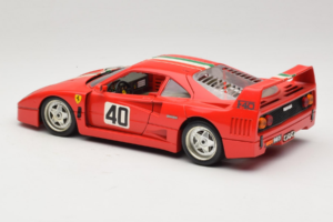 Ferrari F40 #40 Rouge avec Drapeau Italien Bburago 1:18 3032-P1 Métal Moulé — image 7 sur 8