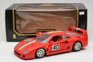 Ferrari F40 #40 Rouge avec Drapeau Italien Bburago 1:18 3032-P1 Métal Moulé — image 8 sur 8