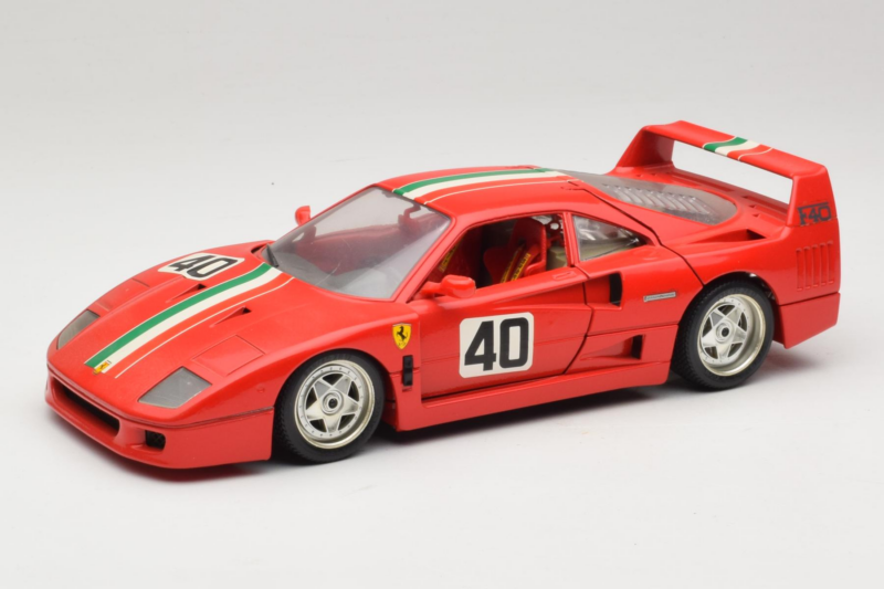 Ferrari F40 #40 Rouge avec Drapeau Italien Bburago 1:18 3032-P1 Métal Moulé