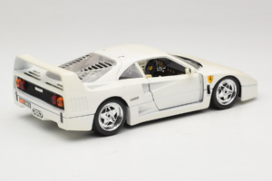 Ferrari F40 Blanc Bburago 1:18 3332-W4 Métal Moulé — image 3 sur 8
