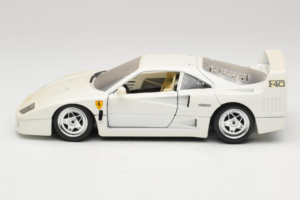 Ferrari F40 Blanc Bburago 1:18 3332-W4 Métal Moulé — image 4 sur 8