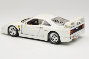 Ferrari F40 Blanc Bburago 1:18 3332-W4 Métal Moulé — image 7 sur 8