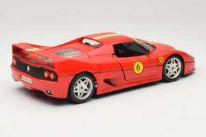 Ferrari F50 Coupé #6 Rouge avec Drapeau Italien Bburago 1:18 3382-P1 Métal Moulé — image 3 sur 8