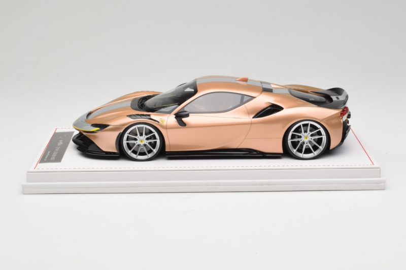 Ferrari SF90 Novitec Or Argent Bande IVY Merit 1:18 REMC028 Résine