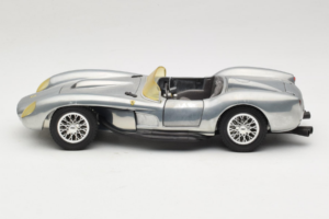 Ferrari Testa Rossa Chrome Silver Hot Wheels 1:18 25737 Métal Moulé — image 4 sur 8