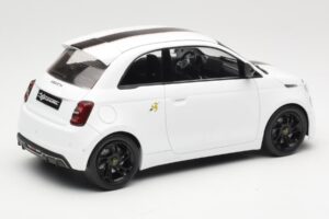Abarth 500e Blanc IXO 1:18 MCG18497 Métal Moulé — image 2 sur 6
