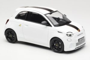 Abarth 500e Blanc IXO 1:18 MCG18497 Métal Moulé — image 4 sur 6