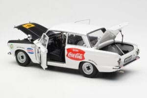 Ford Cortina Mk1 #3 P. Hughes / B. Young African Safari Rally 1964 AUTOart 1:18 86428 Métal Moulé — image 5 sur 8