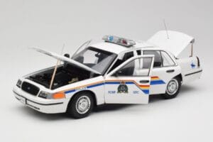 Ford Crown Victoria RCMP Police Car AUTOart 1:18 72706 Métal Moulé — image 2 sur 8