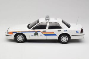 Ford Crown Victoria RCMP Police Car AUTOart 1:18 72706 Métal Moulé — image 4 sur 8