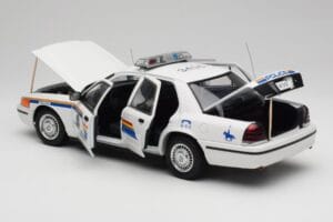 Ford Crown Victoria RCMP Police Car AUTOart 1:18 72706 Métal Moulé — image 5 sur 8