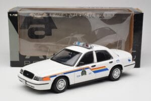 Ford Crown Victoria RCMP Police Car AUTOart 1:18 72706 Métal Moulé — image 8 sur 8