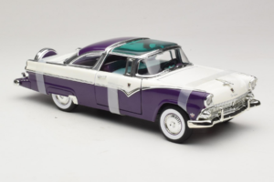 Ford Crown Victoria Blanc Violet Road Signature 1:18 92138-P1 Métal Moulé — image 4 sur 6