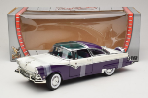 Ford Crown Victoria Blanc Violet Road Signature 1:18 92138-P1 Métal Moulé — image 6 sur 6