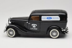 Ford Delivery Truck Ford Parts Noir Solido 1:18 8417 Métal Moulé — image 4 sur 8