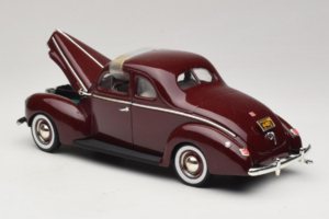 Ford Deluxe Coupe Rouge Foncé ERTL 1:18 7936 Métal Moulé — image 5 sur 7