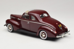 Ford Deluxe Coupe Rouge Foncé ERTL 1:18 7936 Métal Moulé — image 6 sur 7