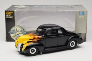 Ford Deluxe Hot Rod Noir Universal Hobbies 1:18 6002 Métal Moulé — image 8 sur 8