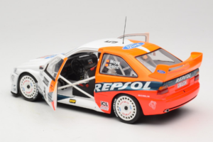 Ford Escort RS Cosworth Repsol #5 C. Sainz / L. Moya RAC Rally 1997 UT Models 1:18 39750 Métal Moulé — image 5 sur 8