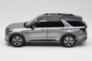 Ford Explorer Gris OEM 1:18 FORD2020 Métal Moulé — image 4 sur 8