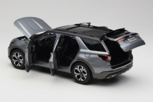 Ford Explorer Gris OEM 1:18 FORD2020 Métal Moulé — image 5 sur 8