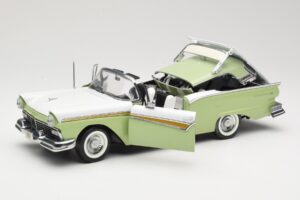 Ford Fairlane Skyliner Vert & Blanc Sun Star 1:18 FORD003 Métal Moulé — image 2 sur 9