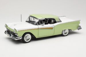 Ford Fairlane Skyliner Vert & Blanc Sun Star 1:18 FORD003 Métal Moulé — image 3 sur 9