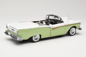 Ford Fairlane Skyliner Vert & Blanc Sun Star 1:18 FORD003 Métal Moulé — image 4 sur 9